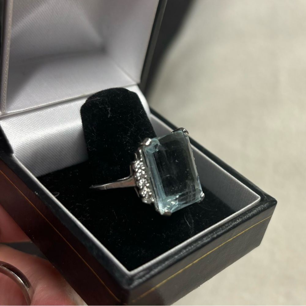 Elegant white gold  Ring with 11 carat Aquamarine Stone and diamonds